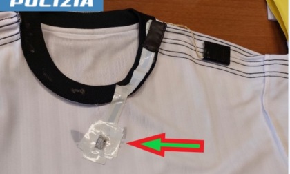 Alessandria: all'esame per la patente con telecamera e auricolare, denunciato dalla Polizia