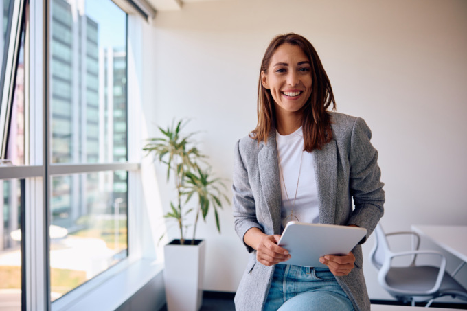 L’outfit perfetto per affrontare l’aria condizionata dell’ufficio con stile
