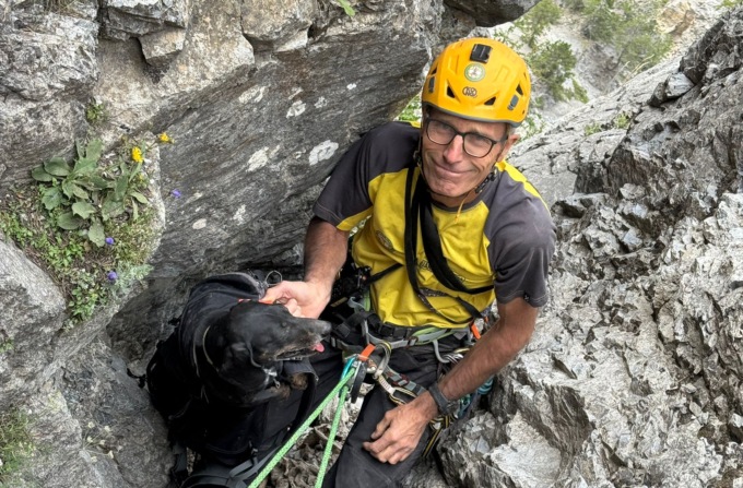 Cani caduti in un canalone a Bardonecchia, recuperati dalla Guardia di Finanza