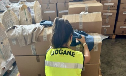 Alessandria: Agenzia delle Dogane sequestra 4.000 maglioni per un valore di oltre 50.000 euro