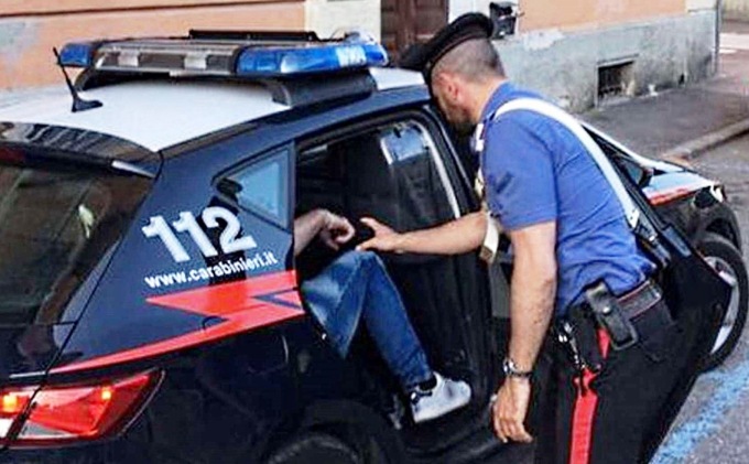 Due anziani si trovano faccia a faccia con il ladro: arrestato dai Carabinieri
