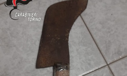 Brandizzo, vaga per le strade con mannaia, arrestato dai Carabinieri di Chivasso