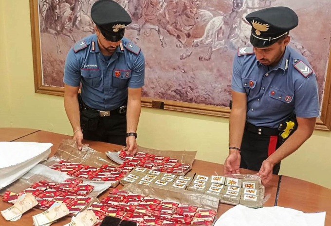 Dodici chili e mezzo di hashish e oltre 11mila euro: arrestati due 19enni nel Tortonese