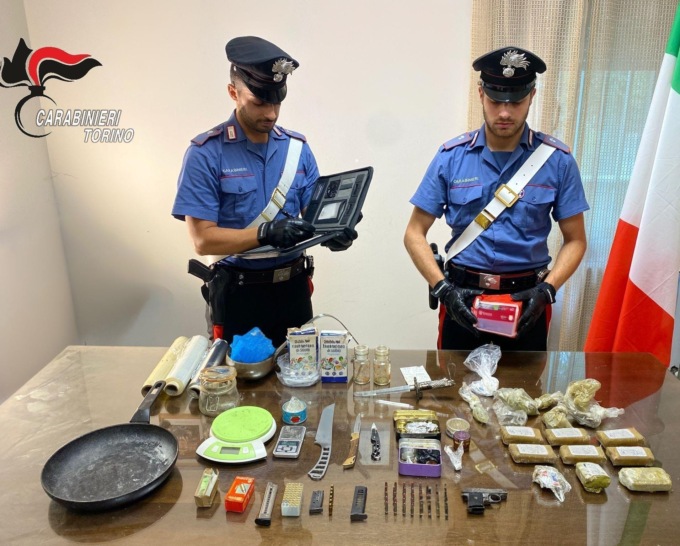 Arrestato 31enne di Ivrea, nella sua abitazione aveva armi e droga