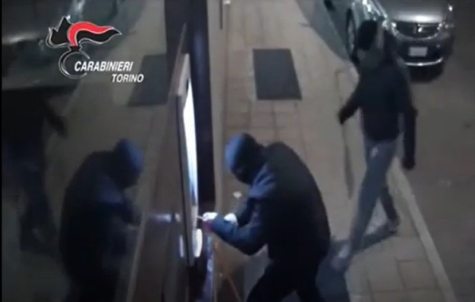 Assalto ai bancomat con la “marmotta”: arrestato un quarantenne dai Carabinieri di Torino