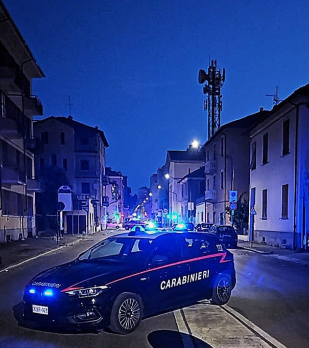 Novi Ligure, passante ferito da cornicione caduto da palazzina