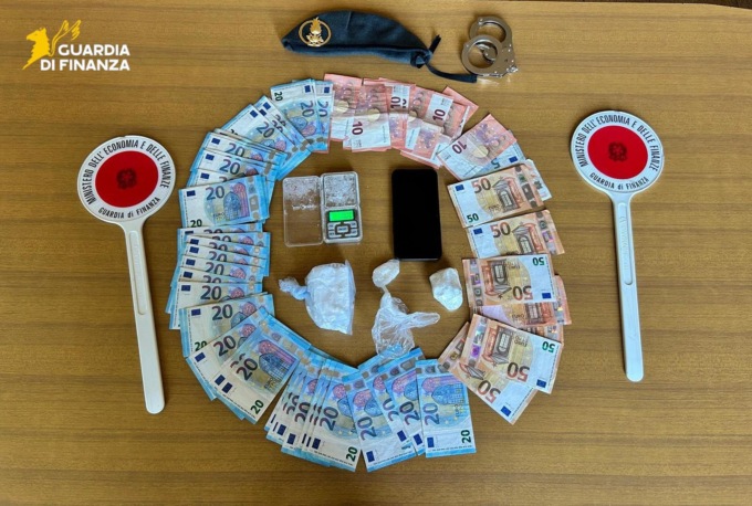 Il cane antidroga inchioda uno spacciatore: arrestato dalla Guardia di Finanza di Novi Ligure