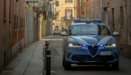 Aggrediscono una donna sull’autobus ad Alessandria: individuati i responsabili