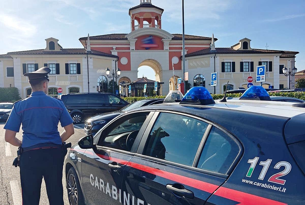 Sorpreso a rubare vestiti grazie a borse schermate “anti-allarme: denunciato dai Carabinieri