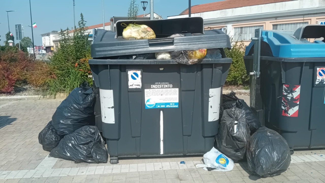 Lega Alessandria: “Cassonetti sfondati e rifiuti abbandonati: non è emergenza, ma carenza strutturale”