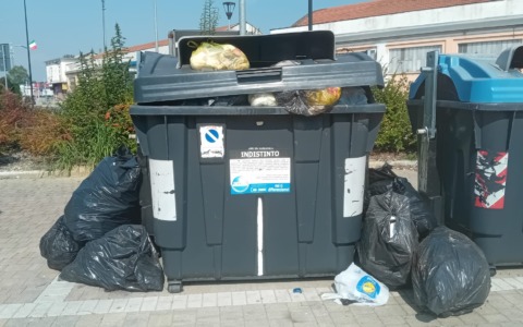 Lega Alessandria: “Cassonetti sfondati e rifiuti abbandonati: non è emergenza, ma carenza strutturale”