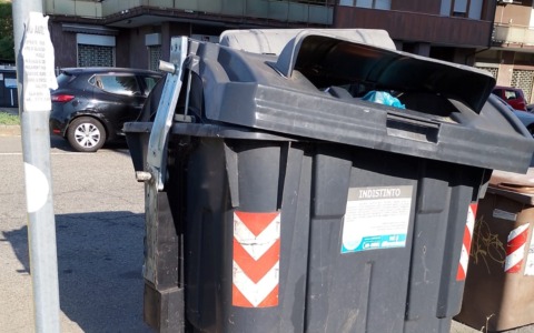 Cassonetti sfondati e cumuli di rifiuti: la Lega contro la giunta di Alessandria