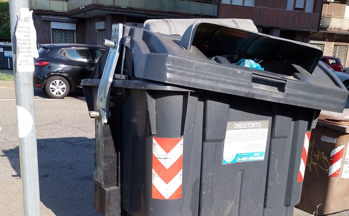 Cassonetti sfondati e cumuli di rifiuti: la Lega contro la giunta di Alessandria
