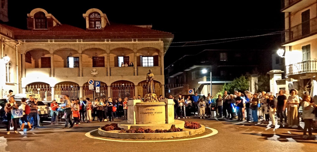 Oltre mille persone alla fiaccolata per la pace ad Ovada