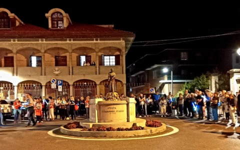 Oltre mille persone alla fiaccolata per la pace ad Ovada