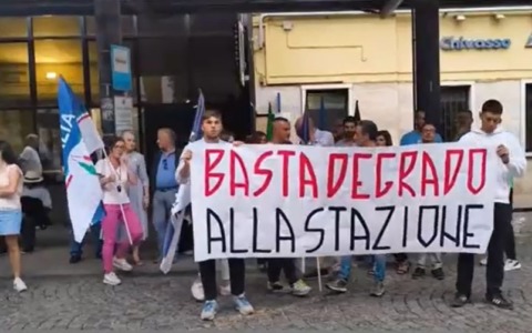 Flash mob in stazione a Chivasso dopo il caso di un ragazzo sfregiato