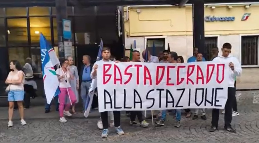 Flash mob in stazione a Chivasso dopo il caso di un ragazzo sfregiato