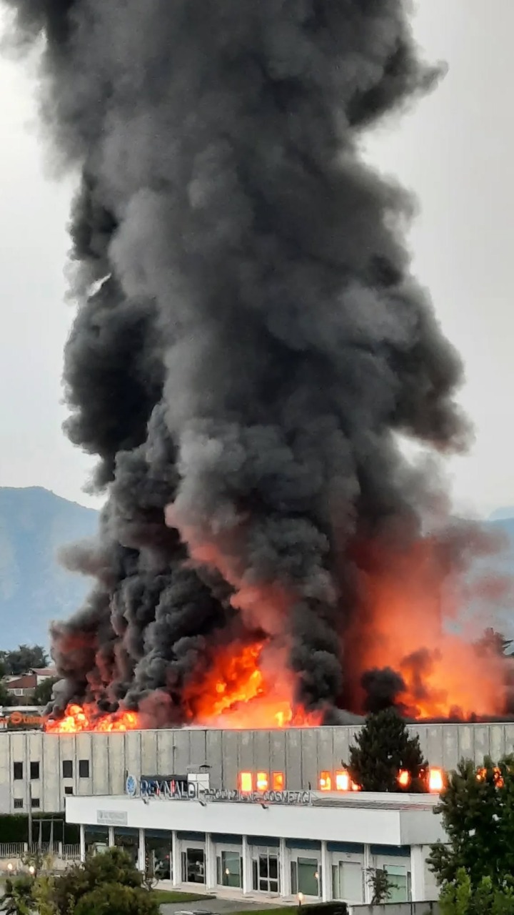 Vasto incendio a Pianezza: analisi sui composti tossici. Il sindaco: “Restate a casa”