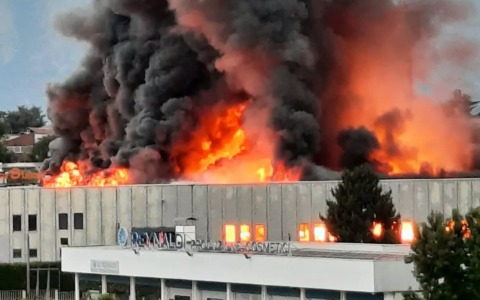 Vasto incendio a Pianezza: analisi sui composti tossici. Il sindaco: “Restate a casa”