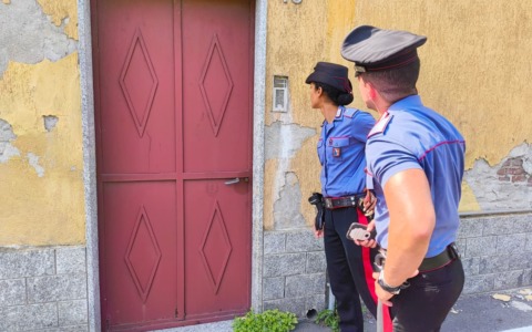 Ladri di case a Chivasso: anziana va in Rsa e tre uomini le occupano casa