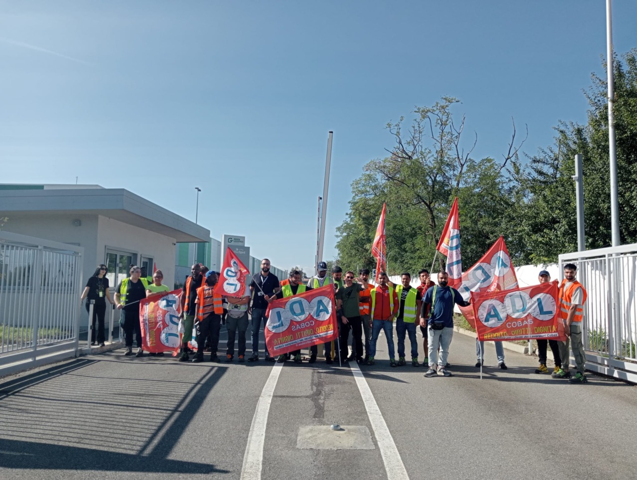 Sciopero dei dipendenti del magazzino Maclog di Tortona