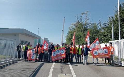 Sciopero dei dipendenti del magazzino Maclog di Tortona