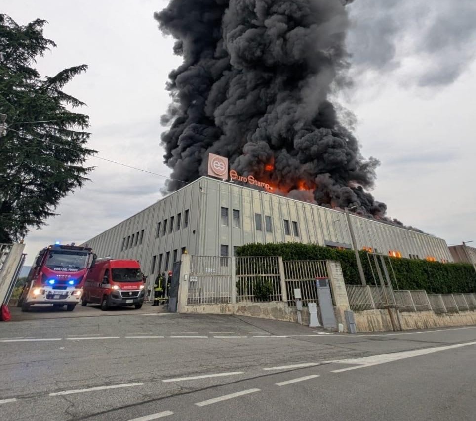 Incendio nello stabilimento Euro Stamp a Pianezza, nel Torinese