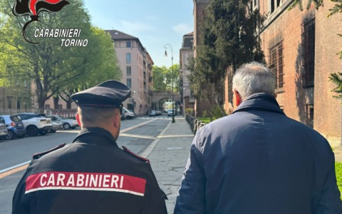Rivoli: i Carabinieri sventano “truffa dello specchietto” a 83enne, due arresti