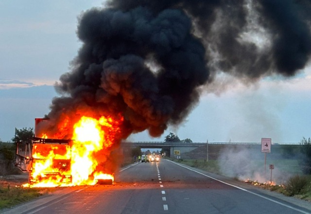Mezzo pesante in fiamme sulla statale 35 a Pozzolo Formigaro