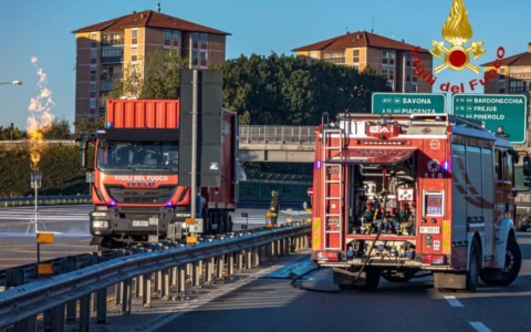 Perdita di carburante da un tir: intervento dei Vigili del Fuoco sulla tangenziale nord di Torino