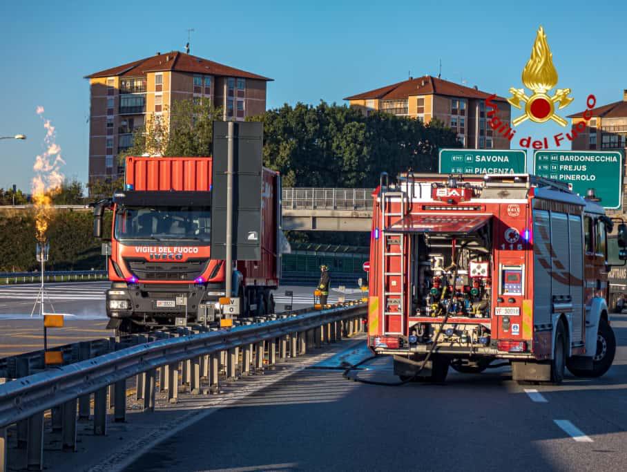Perdita di carburante da un tir: intervento dei Vigili del Fuoco sulla tangenziale nord di Torino