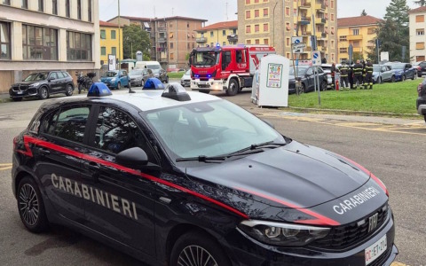 Colonnina per la ricarica delle auto elettriche prende fuoco a Novi Ligure: i Carabinieri intervengono