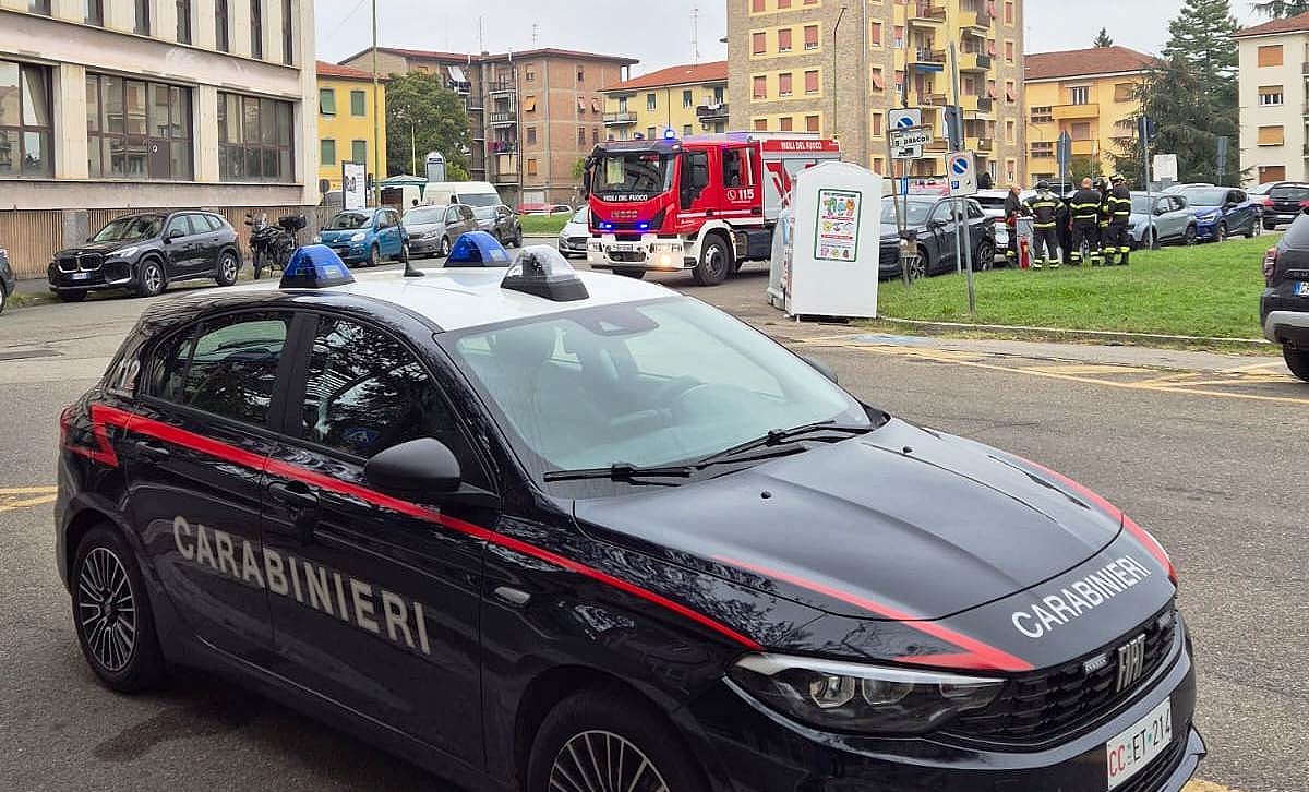 Colonnina per la ricarica delle auto elettriche prende fuoco a Novi Ligure: i Carabinieri intervengono