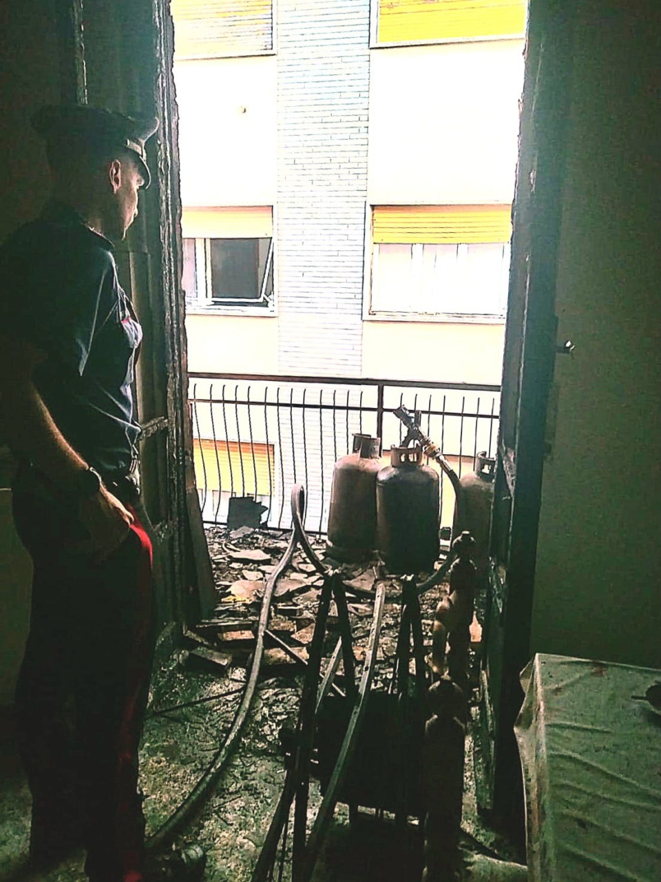 Incendio in un condominio in via Martiri della Benedicta a Serravalle Scrivia
