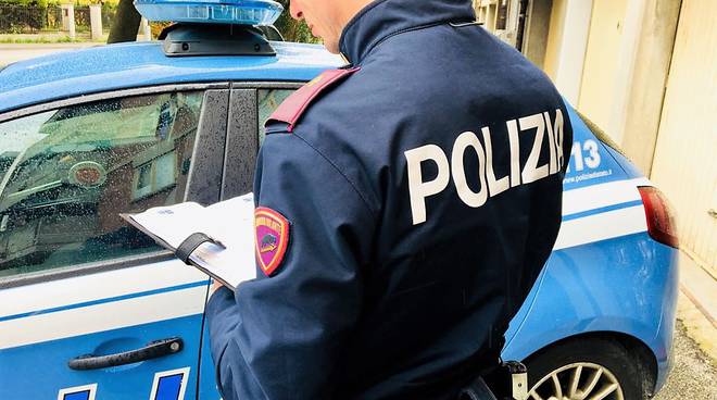Ubriaco, semina il panico al Movicentro di Ivrea e minaccia 12 agenti. Bloccato col taser