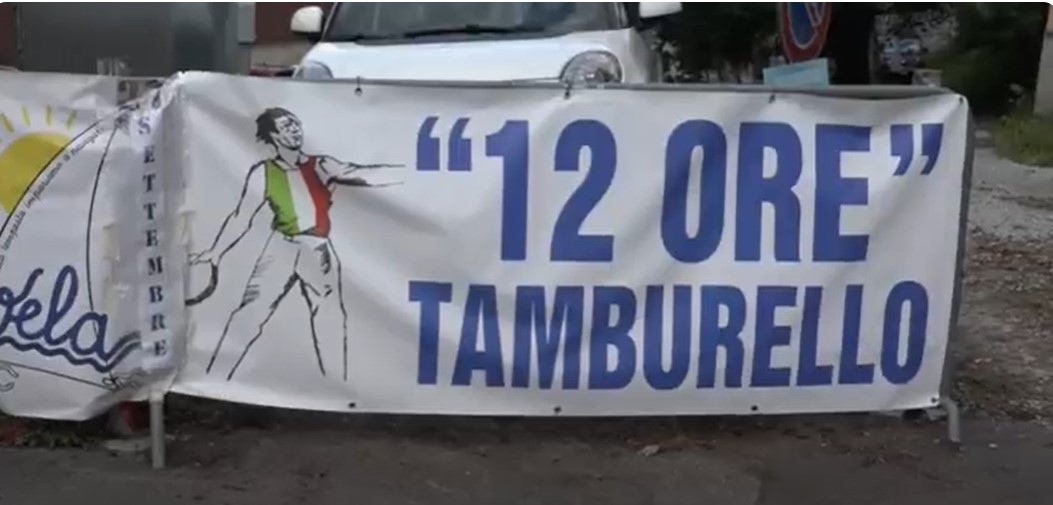 Record di partecipanti alla “12 ore di tamburello” ad Ovada. Raduno Ferrari a Portacomaro