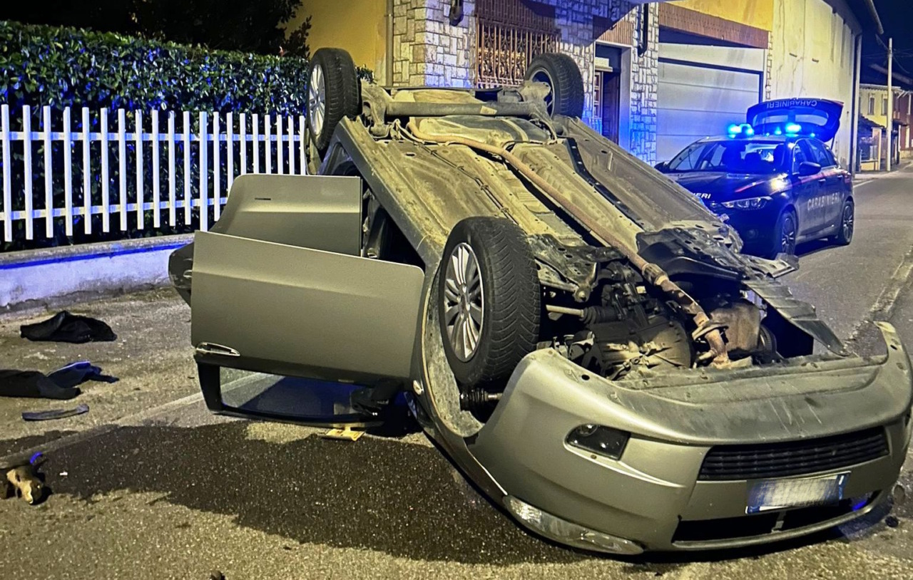 Auto si ribalta a Molino dei Torti: illesi la donna alla guida e il figlio di 4 anni