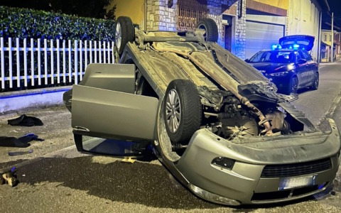 Auto si ribalta a Molino dei Torti: illesi la donna alla guida e il figlio di 4 anni