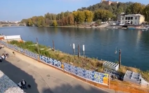 Erba alta nel cantiere dei Murazzi, ma il Comune rassicura: “Nel 2026 si tornerà a navigare sul Po”