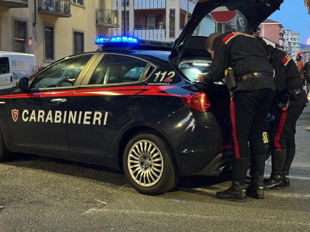 Titolare di una bottega di Torino sorpreso a spacciare: arrestato dai Carabinieri
