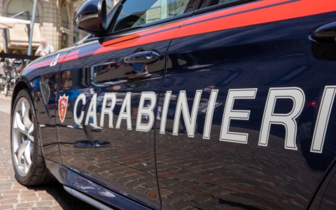 Rapina e minaccia una famiglia, poi dà fuoco all’auto: arrestato 24enne a Moncalieri