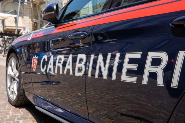 I poliziotti salvano un cane rinchiuso in un appartamento ad Alessandria