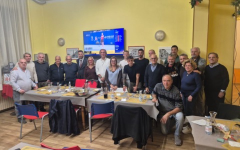 Tanti tifosi alla “Cena Grigionera” del Grigi Club Ciccio Marescalco al quartiere Cristo
