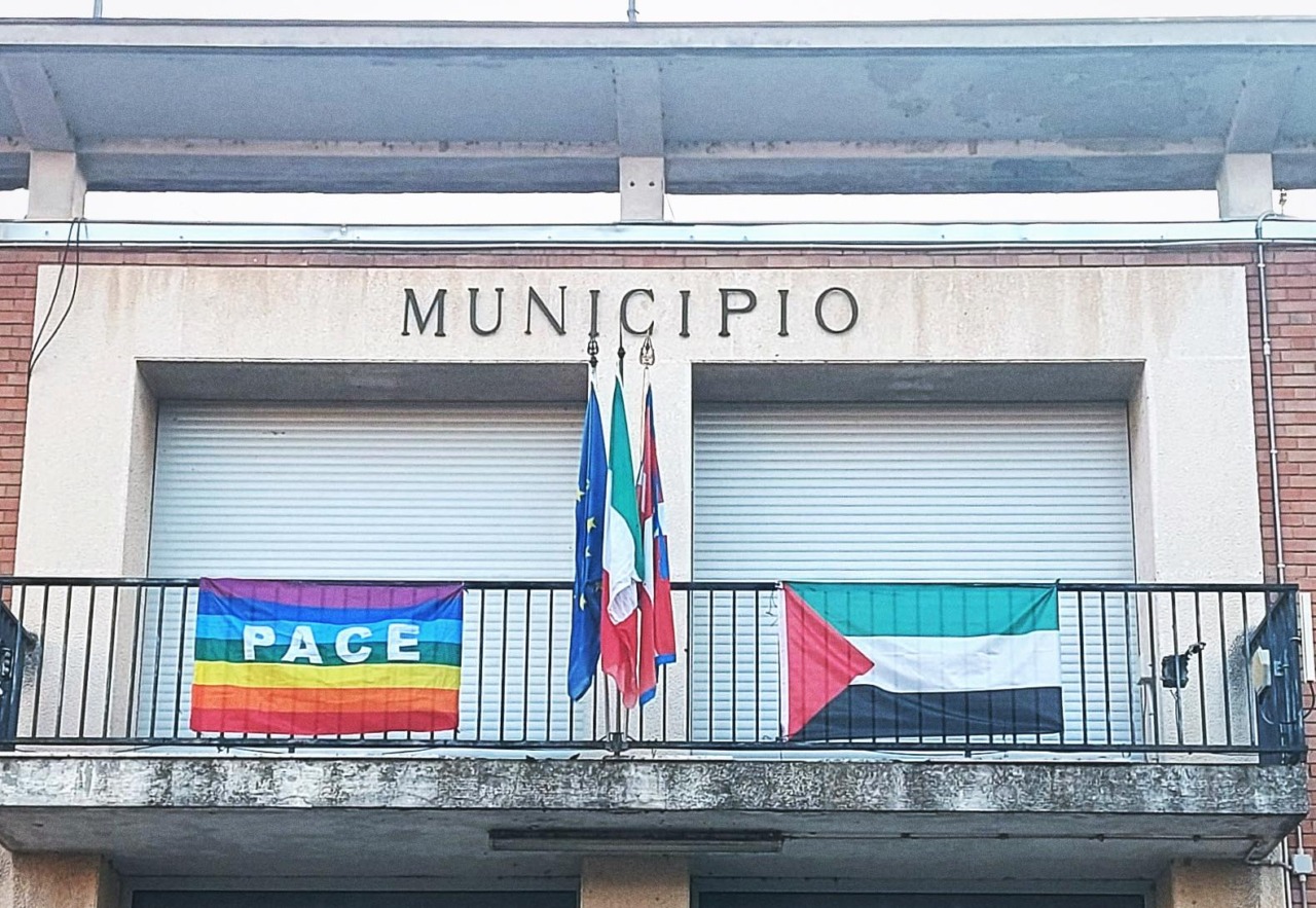 Il Comune di Solero espone le bandiere della pace e della Palestina: “Un messaggio di umanità”