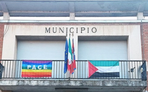 Il Comune di Solero espone le bandiere della pace e della Palestina: “Un messaggio di umanità”