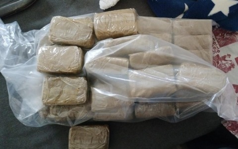 Circa 9 chili di hashish nascosti dietro lo sciacquone del bagno: arrestato 34enne nel Torinese