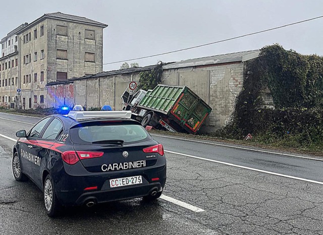 Autocarro esce di strada e si ribalta lungo la ex statale 35 dei Giovi a Carbonara Scrivia