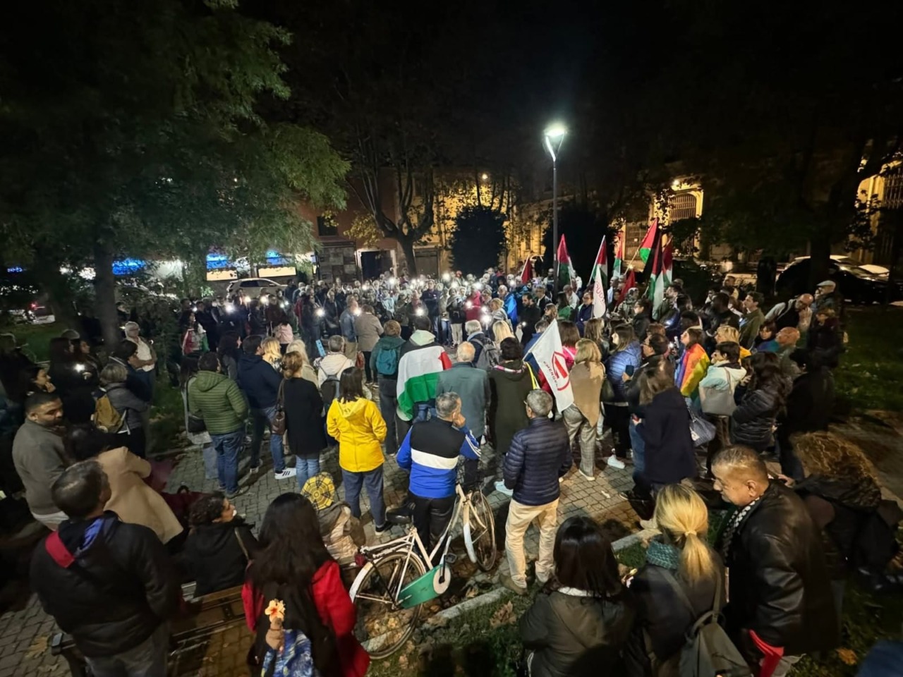 Alessandria si illumina per la Palestina: il flash mob davanti all’ospedale