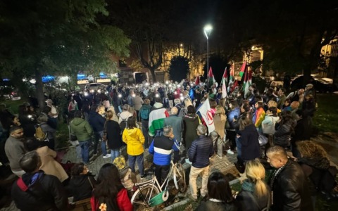Alessandria si illumina per la Palestina: il flash mob davanti all’ospedale