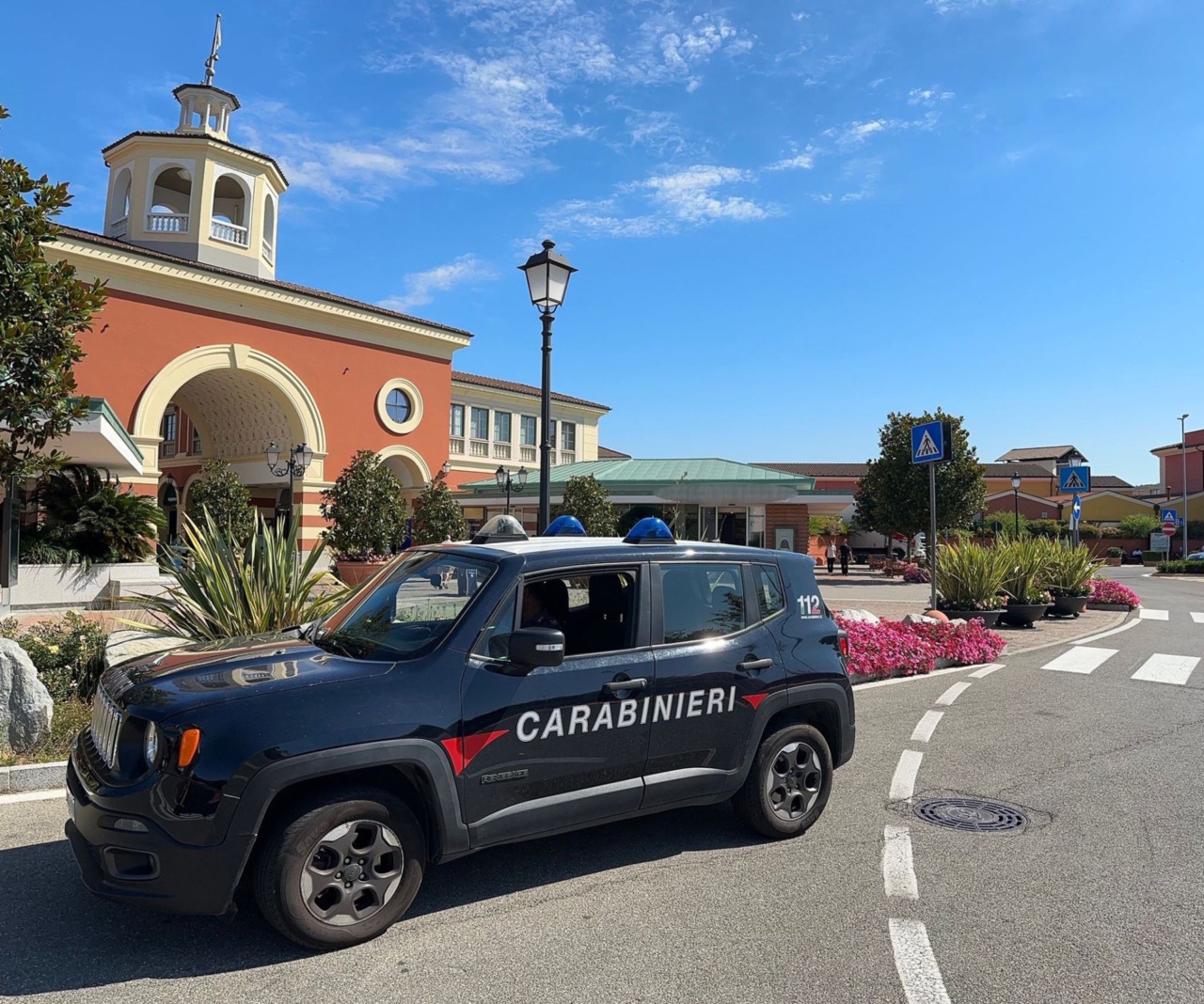 Rissa al centro commerciale di Serravalle Scrivia: sei le persone coinvolte, ferito un minorenne